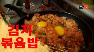 외국인 친구들 내 매운 김치볶음밥 먹어보기 - My Friends try my Super Spicy Kimchi Rice!