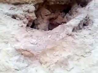 شاهد لحظة العثور على كنز من الذهب في جرّة بين الآثار
