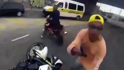 バイク強盗ギャングが普通オッサンに銃で撃たれ返り討ちに！！