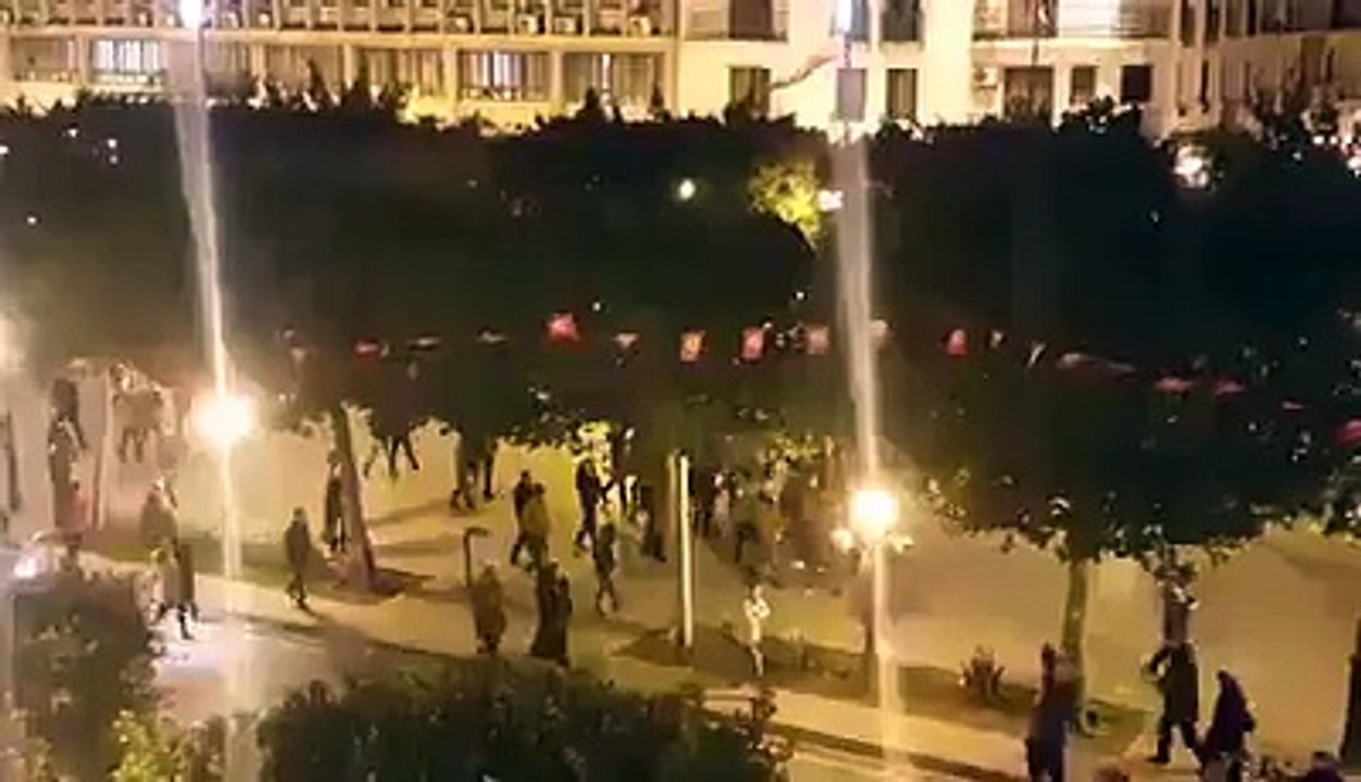 الآن شعارات ضد الحكومة في شارع الحبيب بورقيبة على خلفية أحداث القصرين.