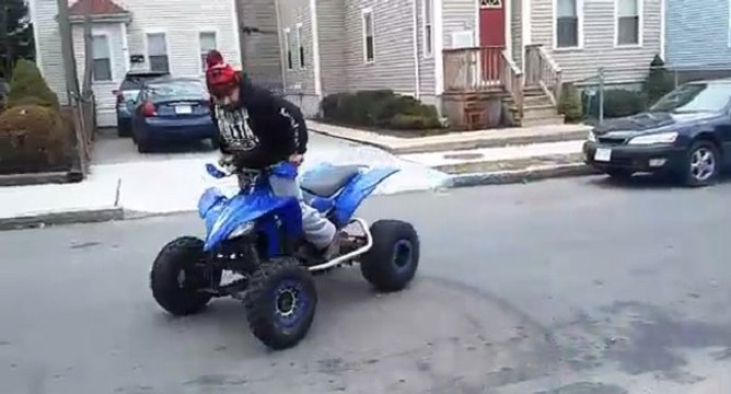 Régis fait des dérapages en quad