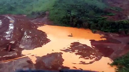 Corpo de Bombeiros sobrevoa local de deslizamento de terra
