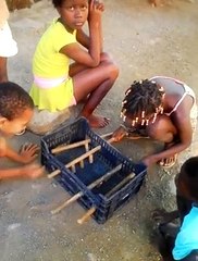 Niños crearon su propio futbolito de mesa
