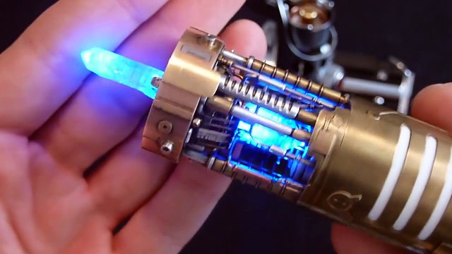 Il crée un vrais Sabre Laser