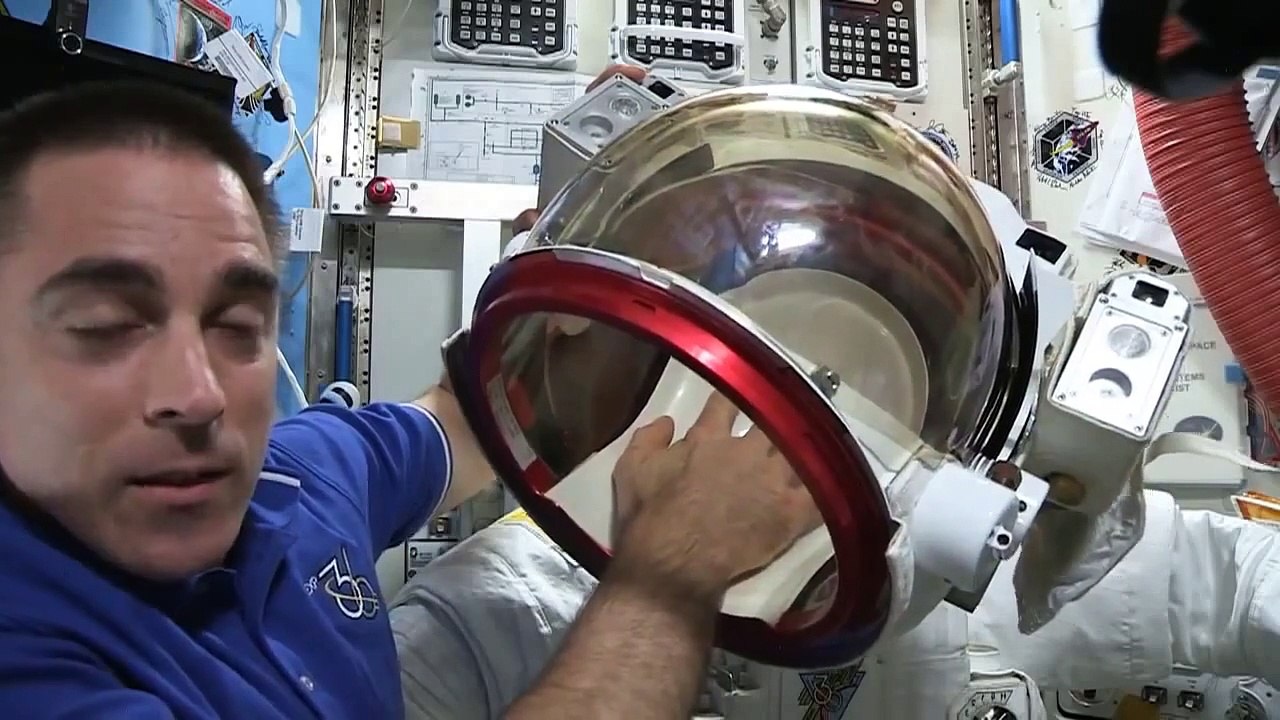 Chris Cassidy explains water leak Luca Parmitano 16 July 2013 EVA SpaceWalk