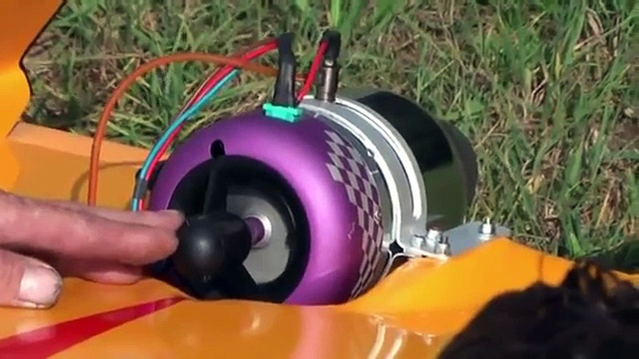 Maket uçağa jet motoru takılırsa