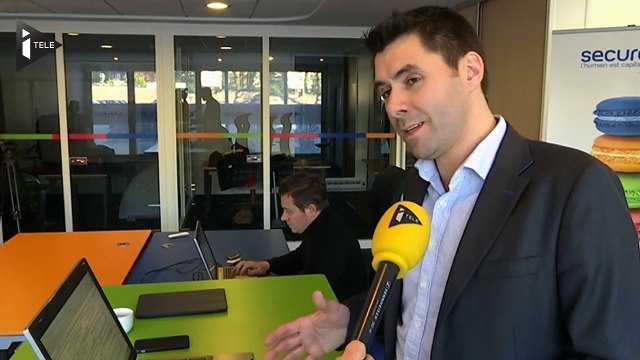 Un bureau assis-debout pour réduire les maux de dos au bureau