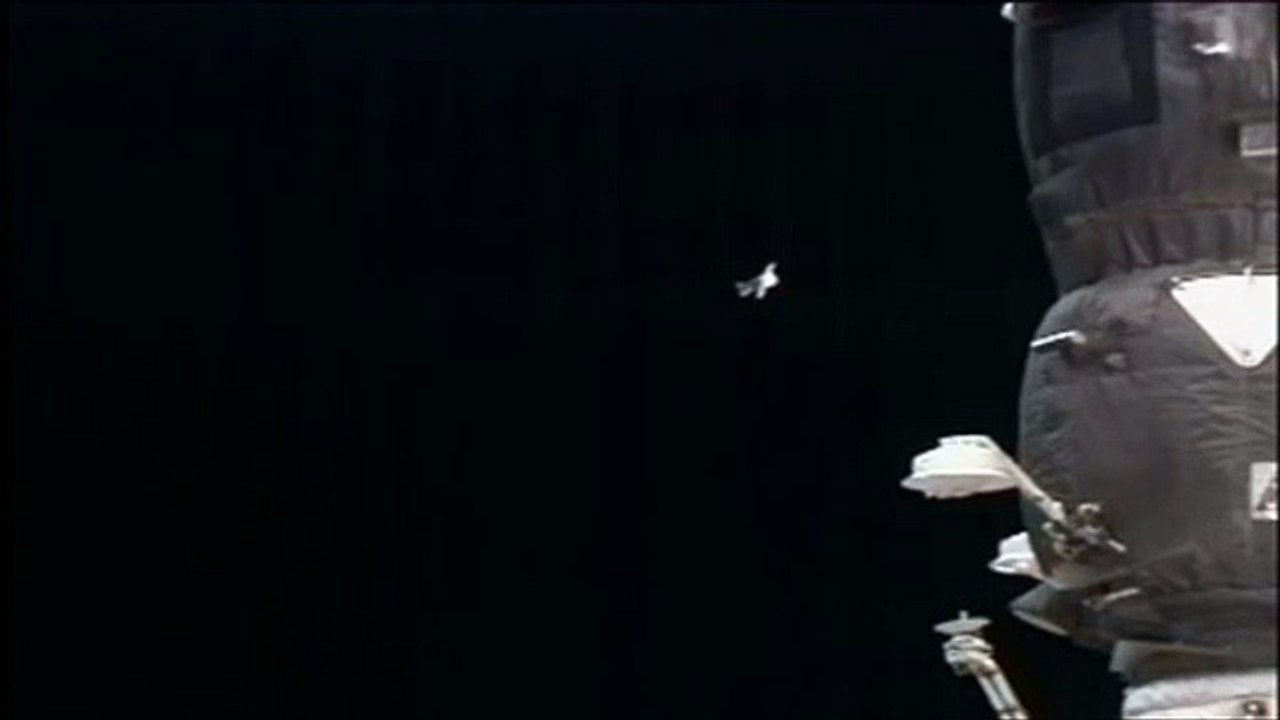 SHARE NOW!! LEAKED GOV VIDEO OF ALIEN SHIP LEAVING MOON & CLOAKING ITSELF 2015