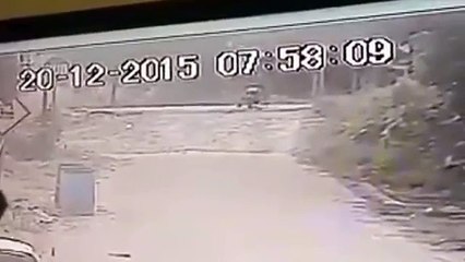 LiveLeak - Guy has insane close-call with Train