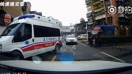 LiveLeak - Woman tries to scam money from driver