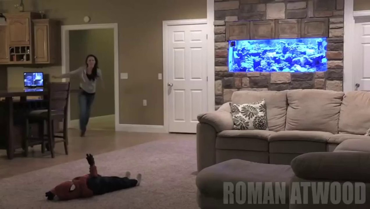 شاهد رجل يصنع مقلب بزوجته ويقتل طفله شاهد رد فعل الام
