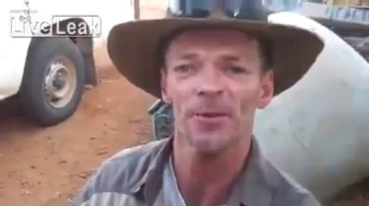 Dentista saca dientes con pinzas y cartón