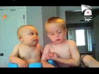 bayi lucu lagi berantem