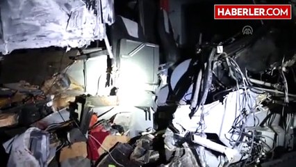 Yolcu Otobüsü Tıra Çarptı: 14 Yaralı