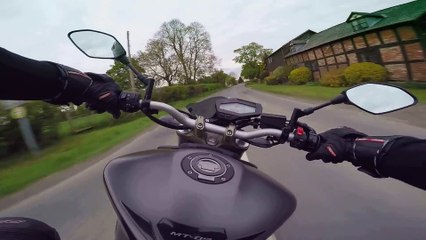 Ce motard rate son virage - gros accident de moto