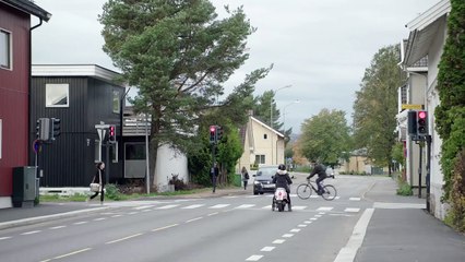 Une voiture fonce à toute allure en marche arrière avec une remorque !