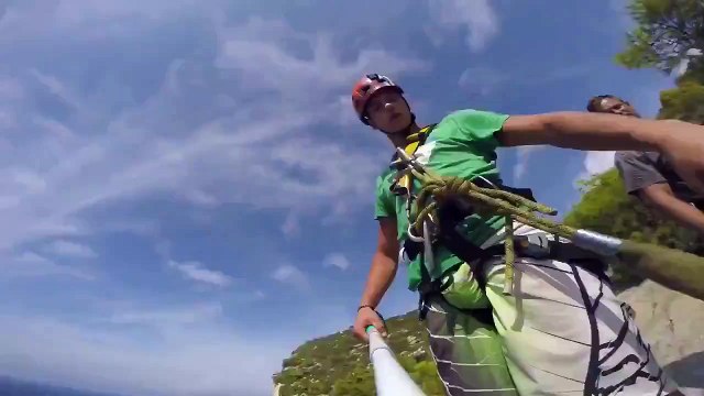 Un saut effrayant à flanc de falaise qui se termine à ras du sol
