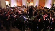 Une chorale de 500 personnes rend hommage à David Bowie