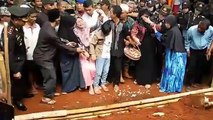Istri Bripka Taufik Jatuh Pingsan Saat Tabur Bunga di Pemakaman