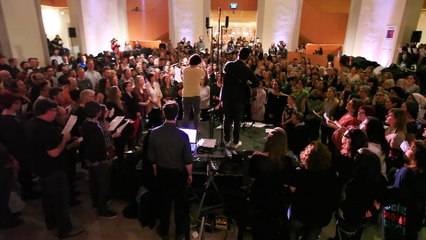 Incroyable reprise de cette chorale de 500 personne chantant "Space Oddity" de David Bowie !