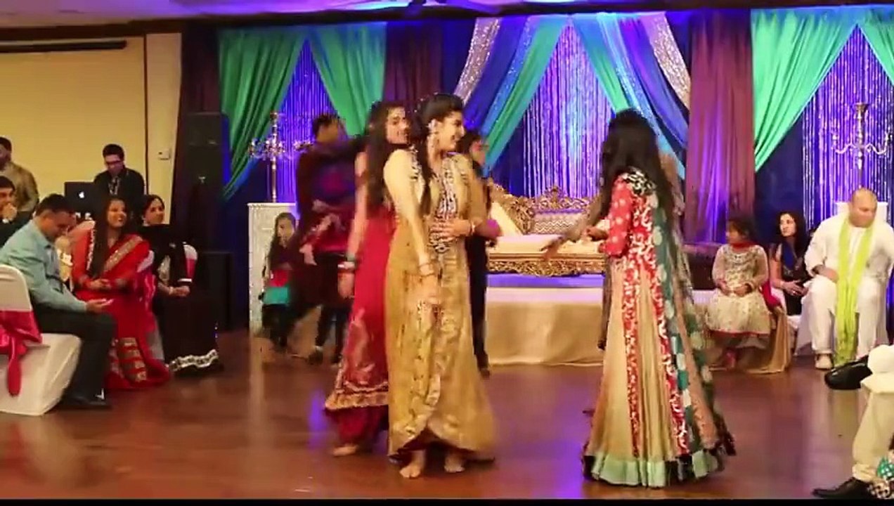 Desi Girls HOT Dance On Pakistani Wedding HD