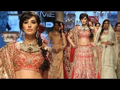 Nargis Fakhri SCORCHES The Ramp For Suneet Varma | Lakmé Fashion Week 2015