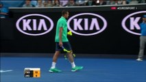 Open d'Australie 2016 : En gentleman, Tsonga aide une ramasseuse de balle mal en point !