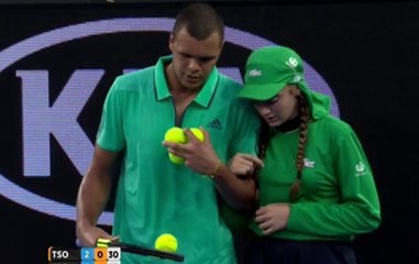 Tsonga aide une ramasseuse de balle blessée | Australian Open 2016