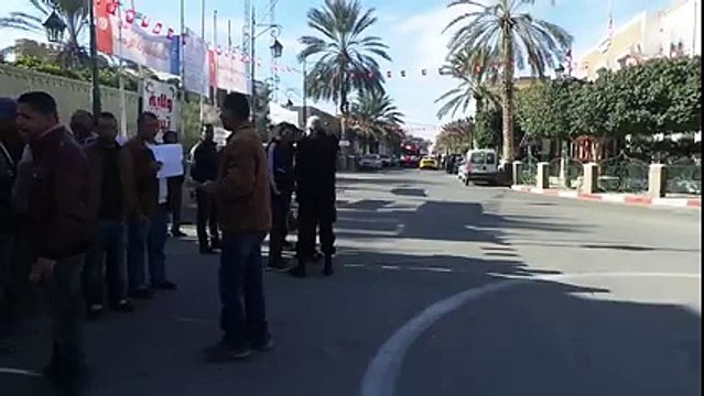 إحتقان كبير امام مقر ولاية توزر من عمال الالية 16 و الحضائر و يهددون بالتصعيد