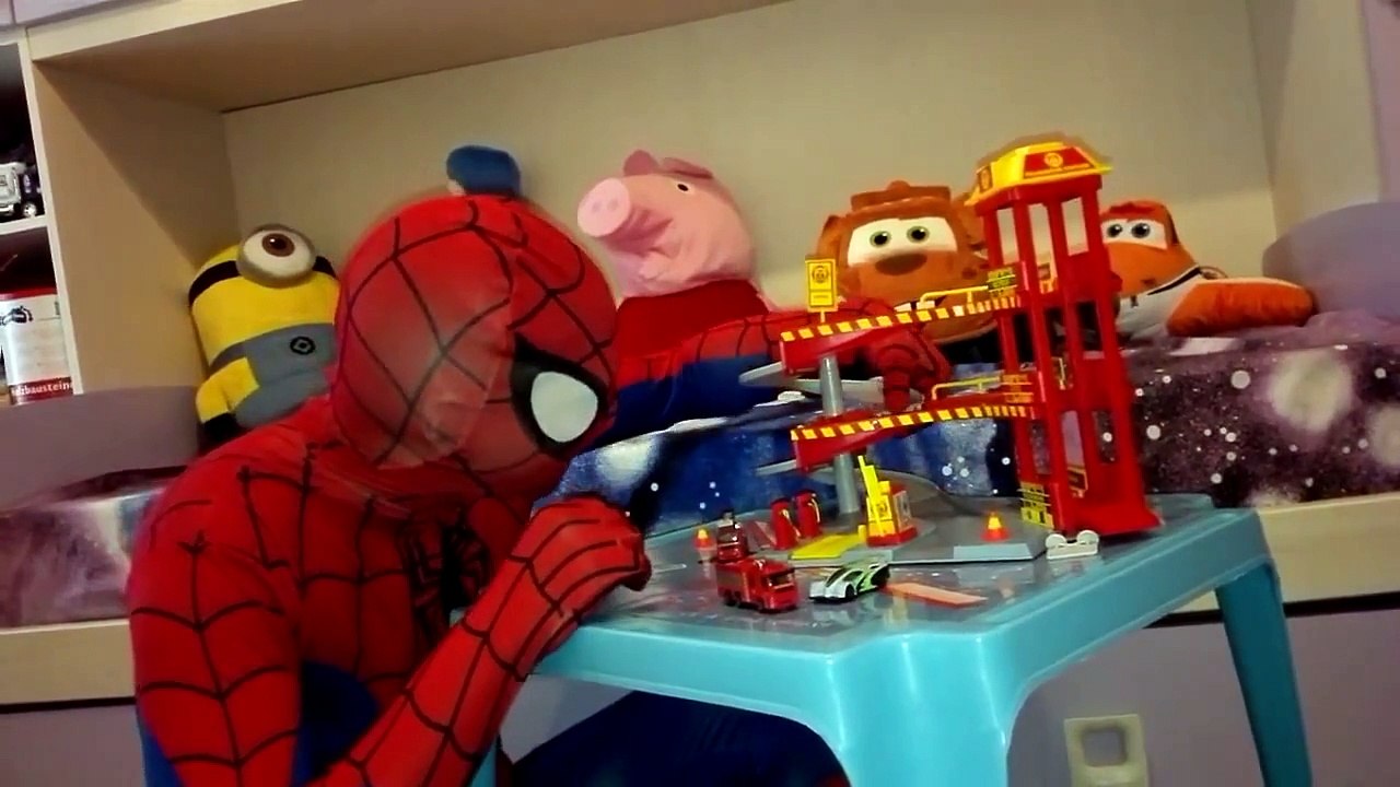 Spiderman Playing with Cars Toys - Firestation for children - El Hombre Araña