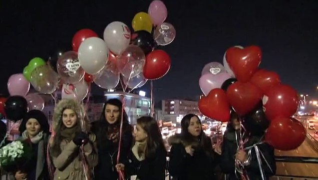 Предложение руки и сердца на остановке