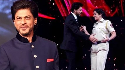 Shahrukh Khan DANCES With Woman Police Officer | Umang 2016