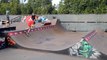 Ce jeune rider enchaine les tricks de dingue sur une rampe avec 2 planches