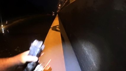 Pecher des trésors au fond de la rivière avec un aimant