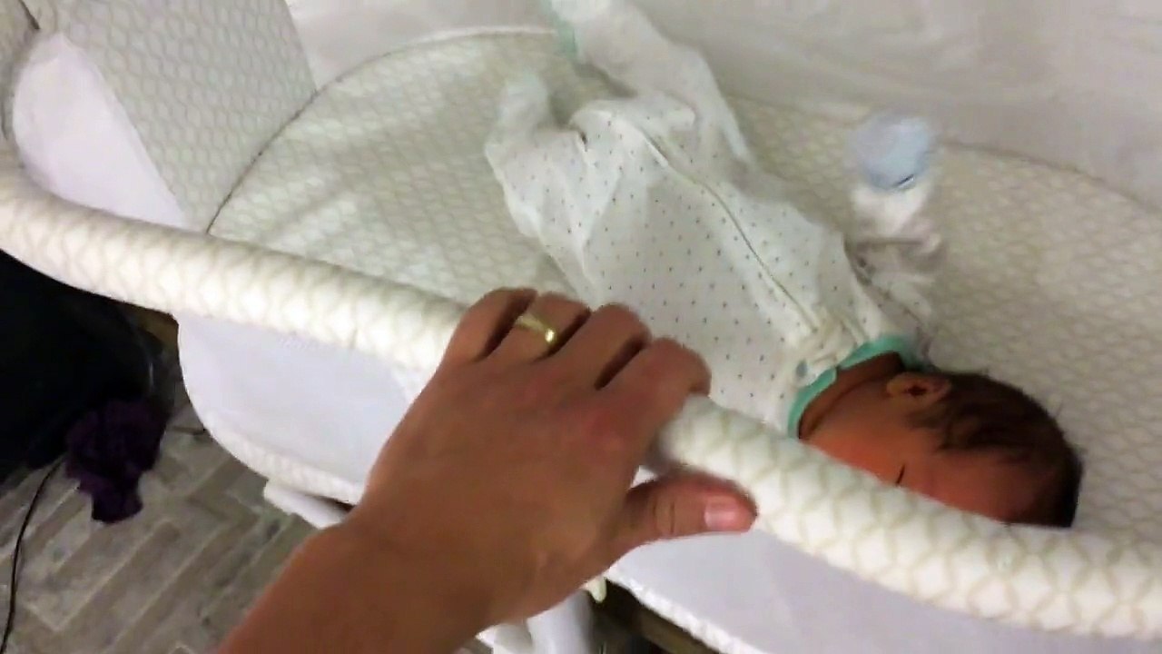 Review: HALO Bassinest Swivel Sleeper Bassinet Review: Avoid SIDS / Sleep in Peace