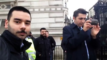 Davutoğlu'nun Korumasını Trolleyen Genç