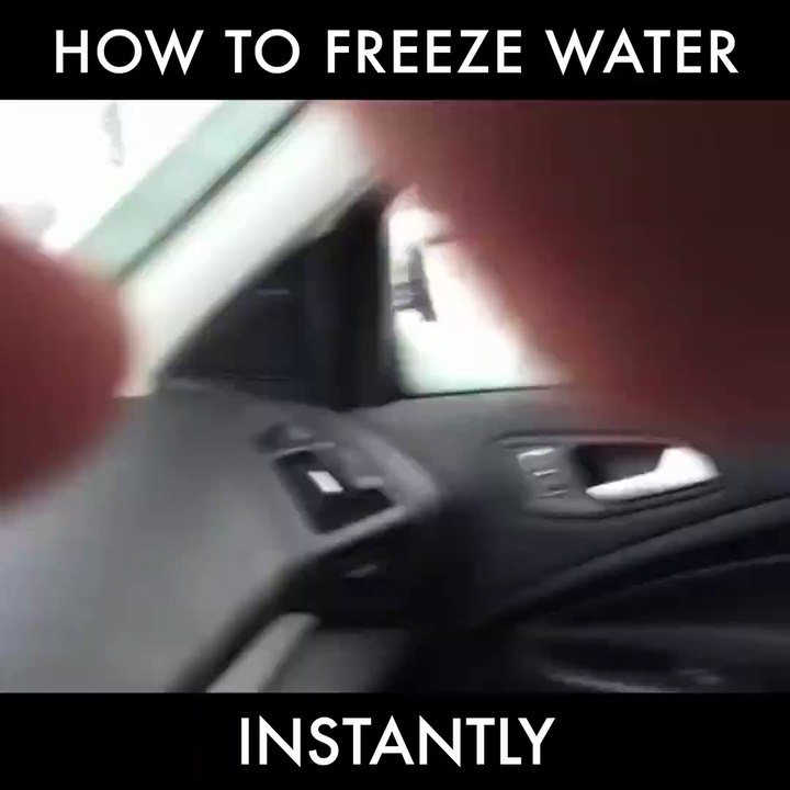 L'eau de sa bouteille gèle instantanément alors qu'il essaie de boire