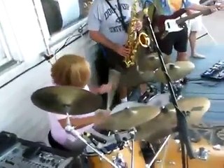 Une maman qui déchire tout à la batterie...