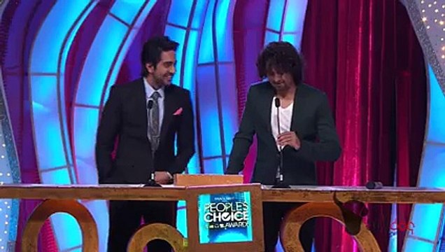 Ayushmann Khurrana and Sonu Nigam sing together for fans at the People's Choice Awards