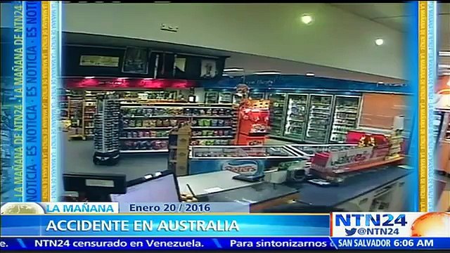 No era el momento: mujer estuvo cerca de morir arrollada por un carro que chocó con una gasolinera en Australia