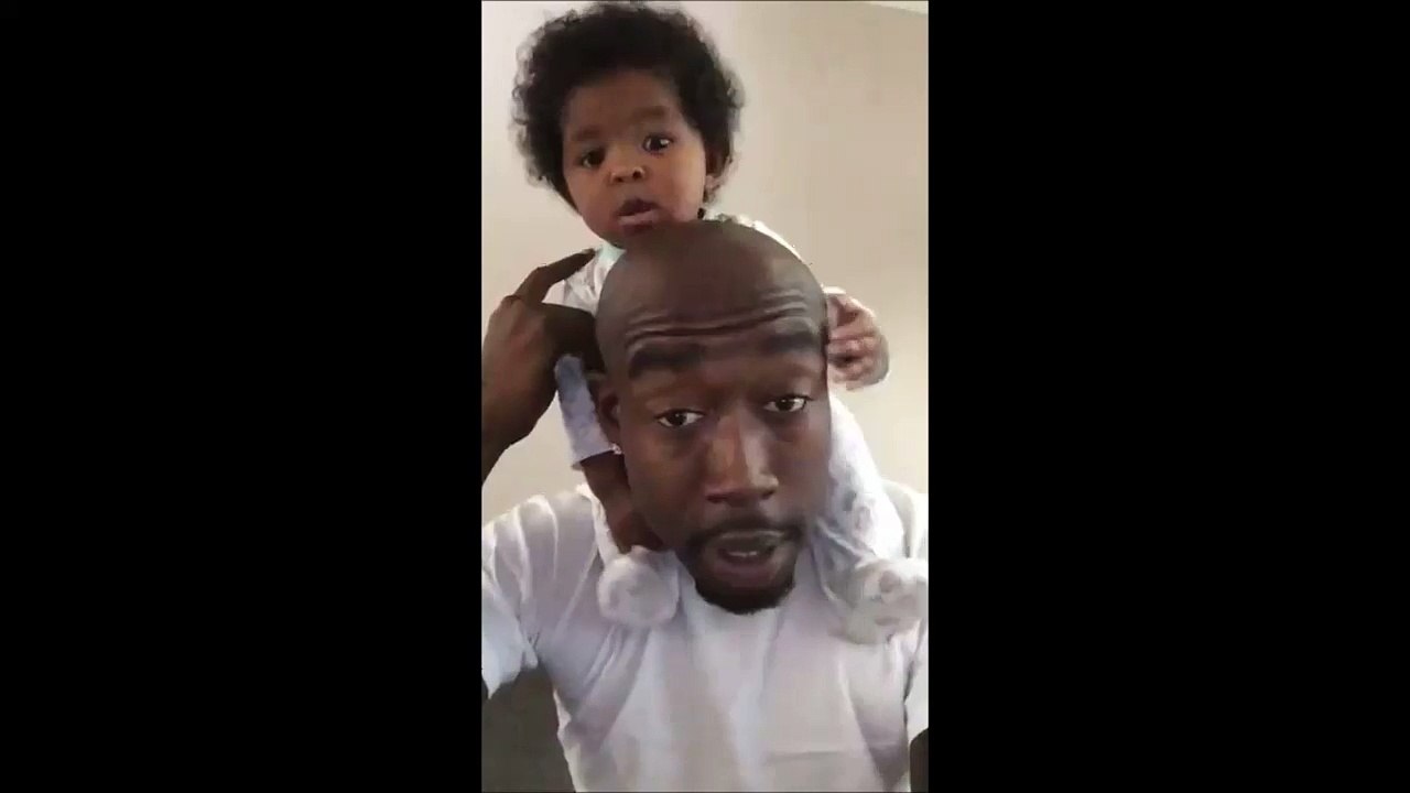 Ce papa se fait vomir sur la tête par son bébé....