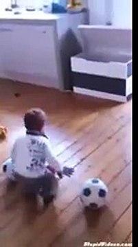 малыш убирает игрушки