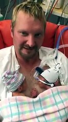 Nés 11 semaines trop tôt, ces jumeaux refusent de se lâcher