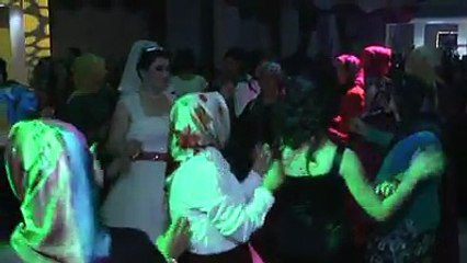GELİNİ DÜĞÜN GECESİ FENA YORDULAR