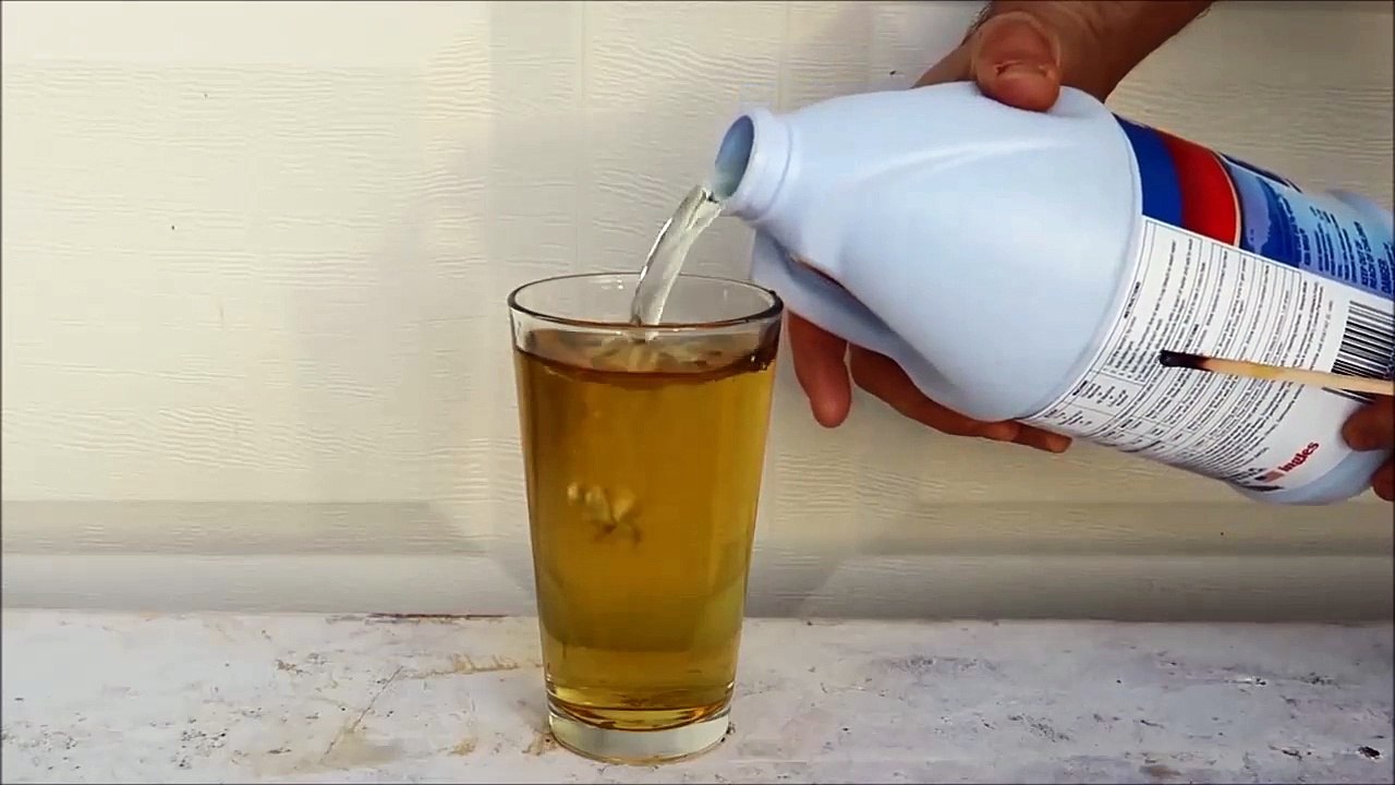 Il mélange de la Javel à du Coca !