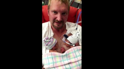 Australie : des jumeaux prématurés se tiennent la main