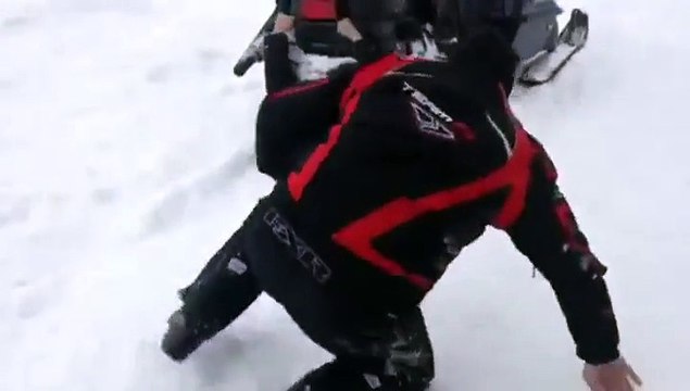 Cet homme tente de retenir une motoneige à la seule force de ses bras