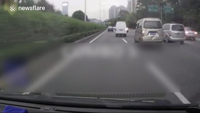 Mini driver changes lanes ten times without indicating