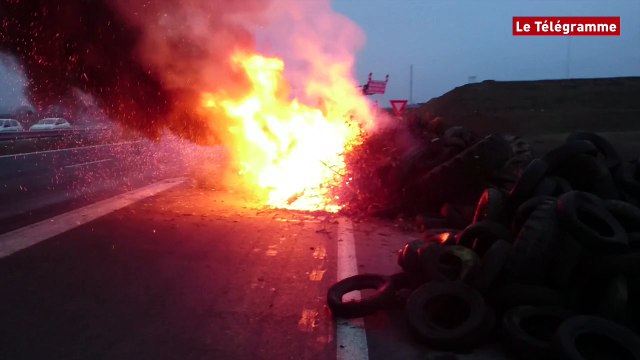 Saint-Brieuc. Feu de pneus et de round ballers sur la RN12