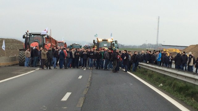 Blocage de la RN12 par les agriculteurs